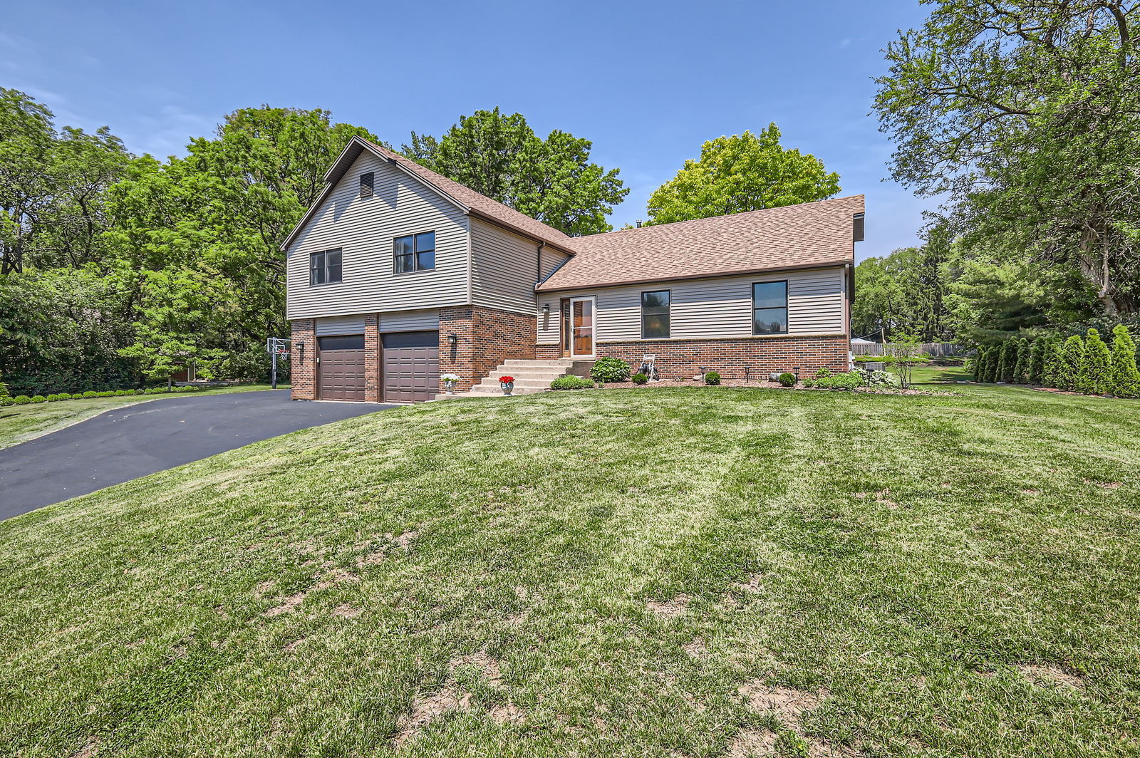 Property Photo: 1718 Rosewood Lane IL 60051