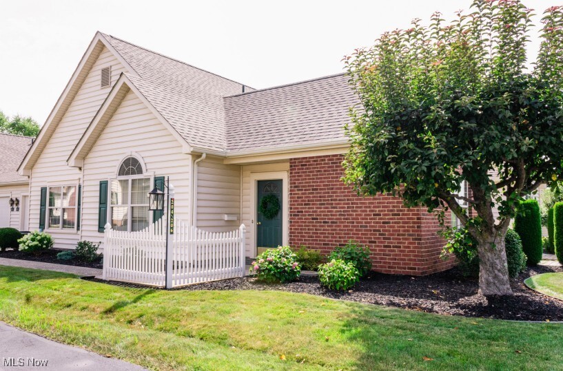 Property Photo:  204 Village Court  OH 44408 