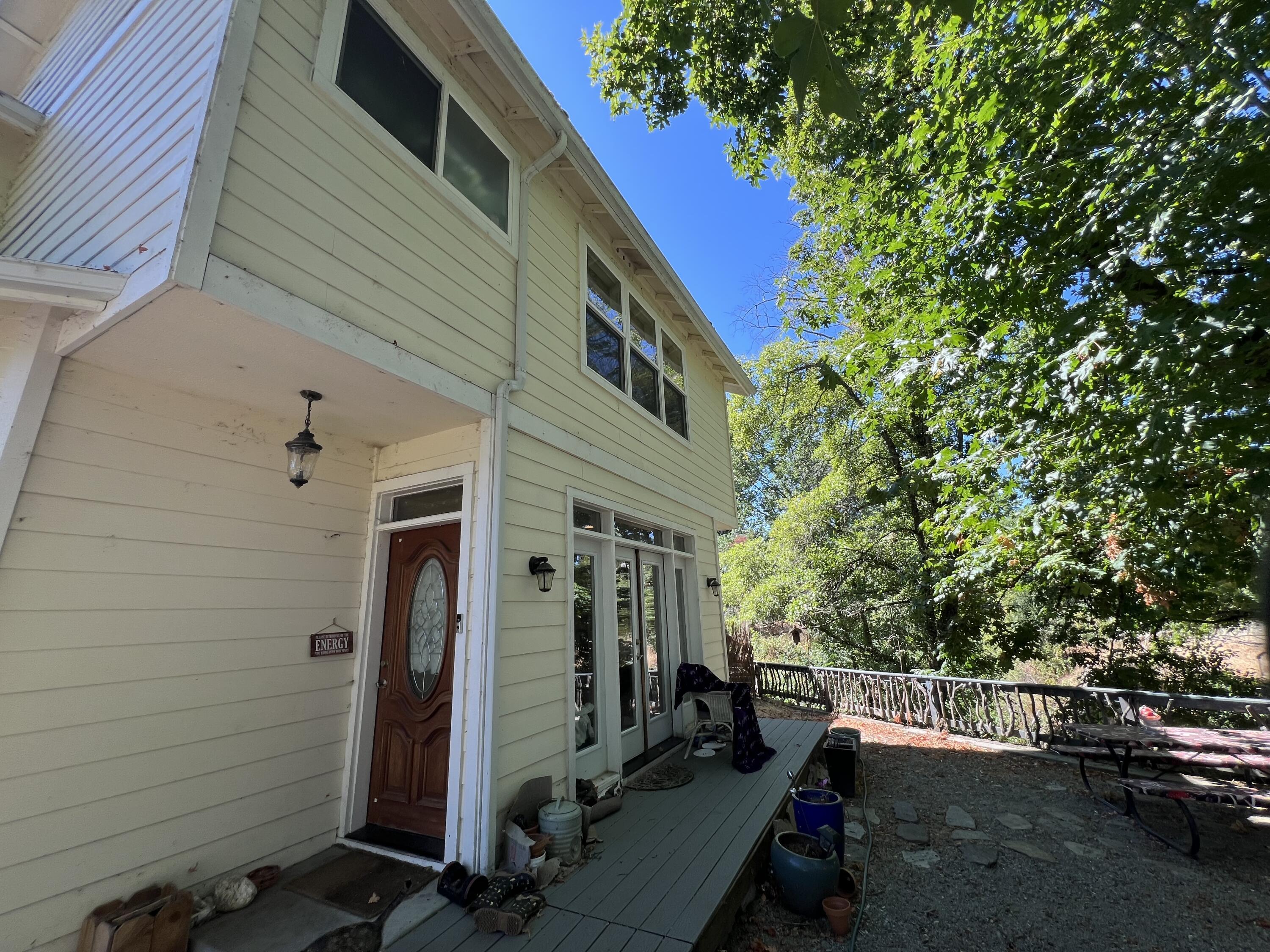 Property Photo: 253 SW Central Avenue OR 97526