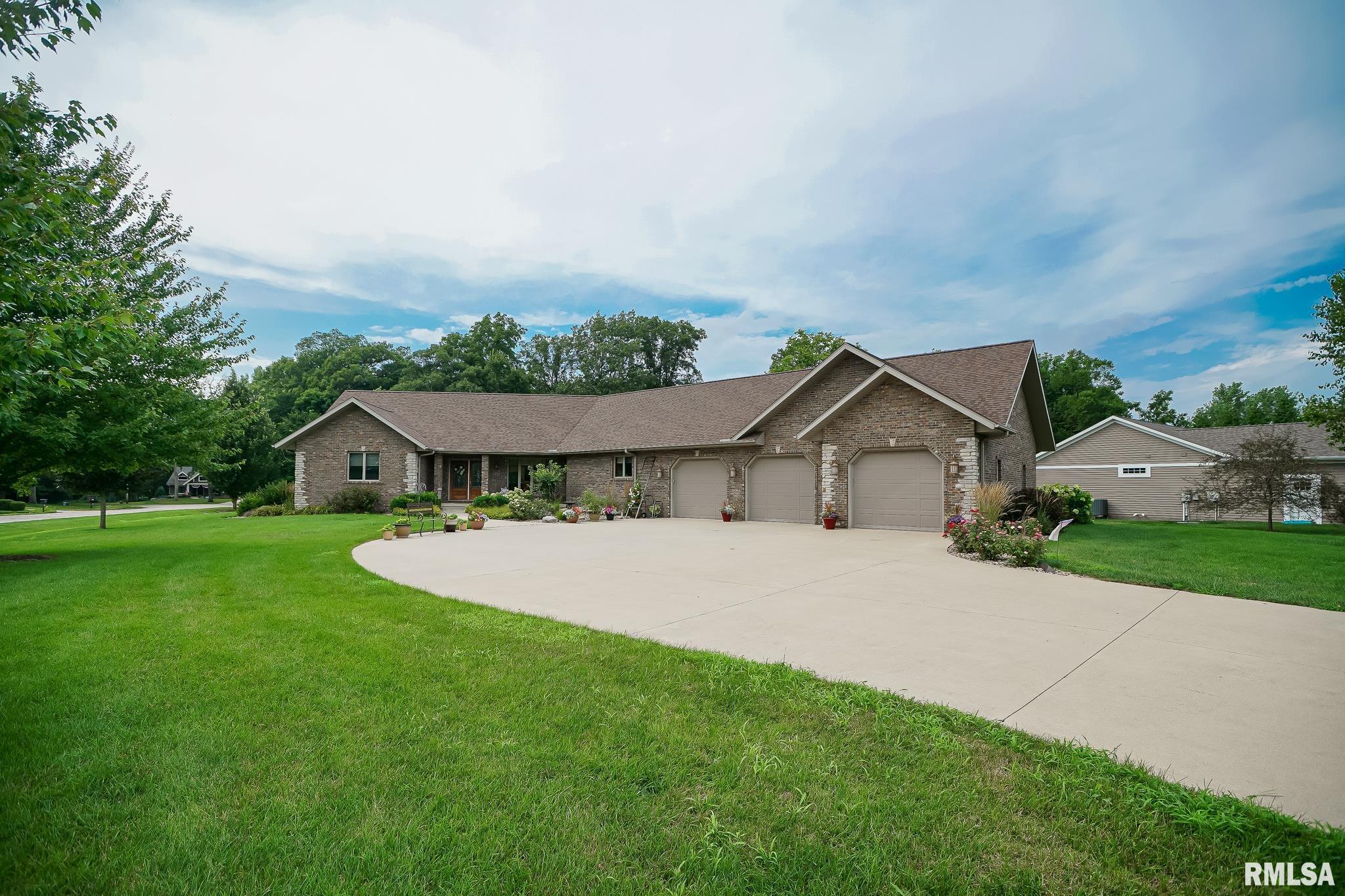 Property Photo:  300 Oak Valley Drive  IL 61742 