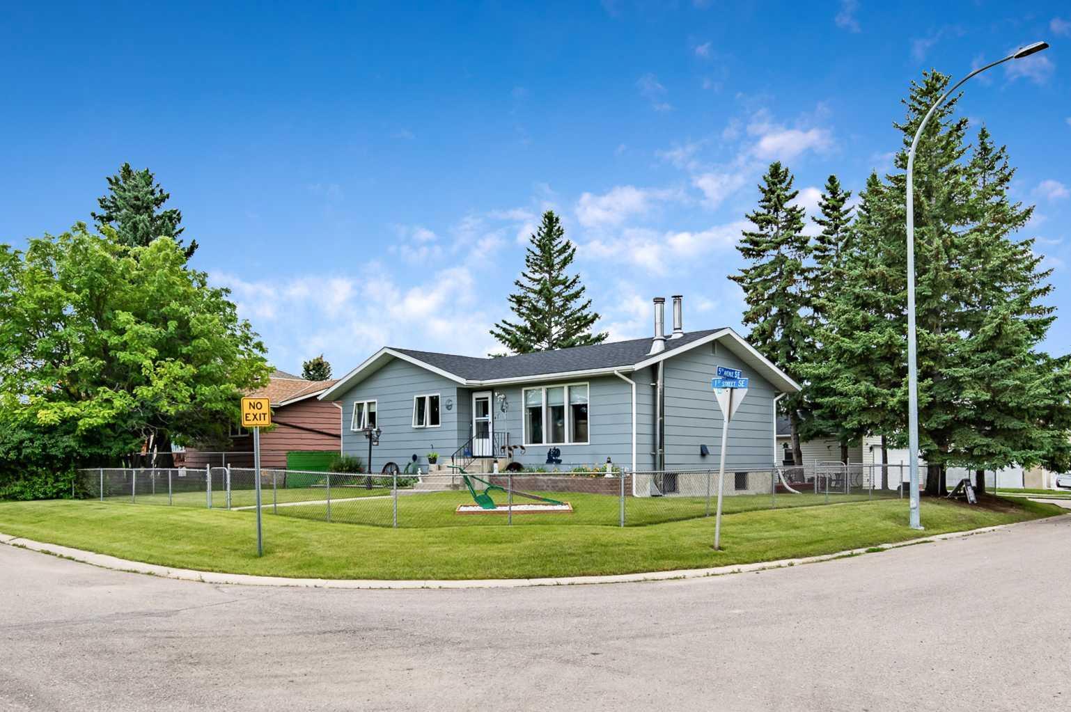 Property Photo: 601 1 Street SE AB T0L 0H0