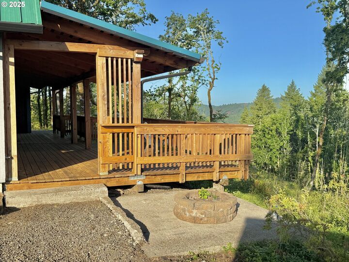 Property Photo: 11880 Dupee Valley Rd OR 97128