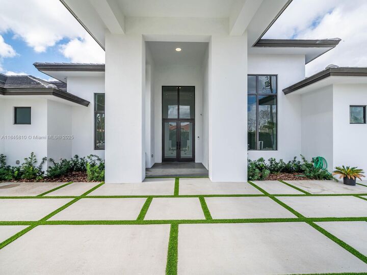 Property Photo:  2610 SW 130th Ave  FL 33175