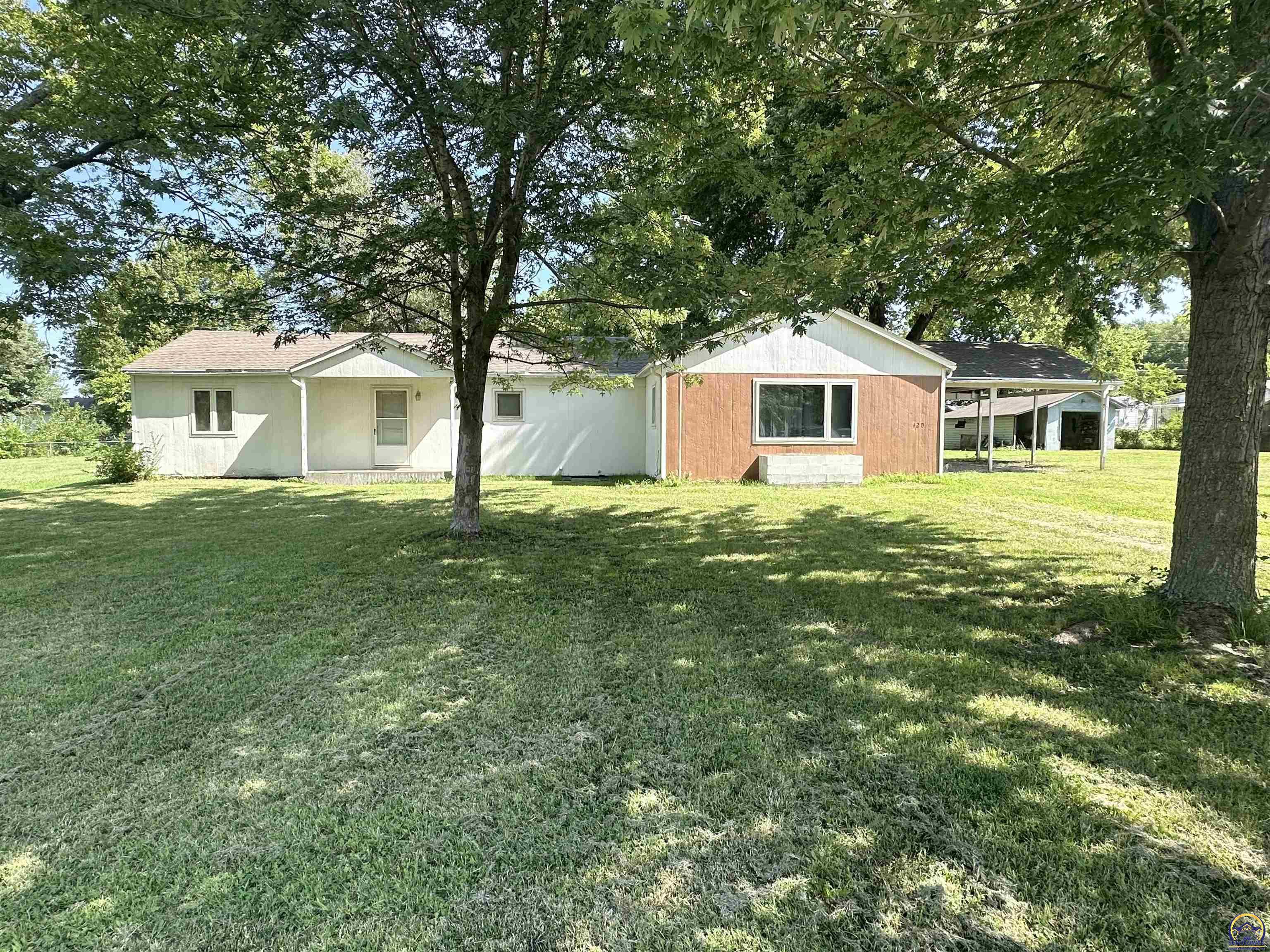 Property Photo:  420 Osborn St  KS 66414 