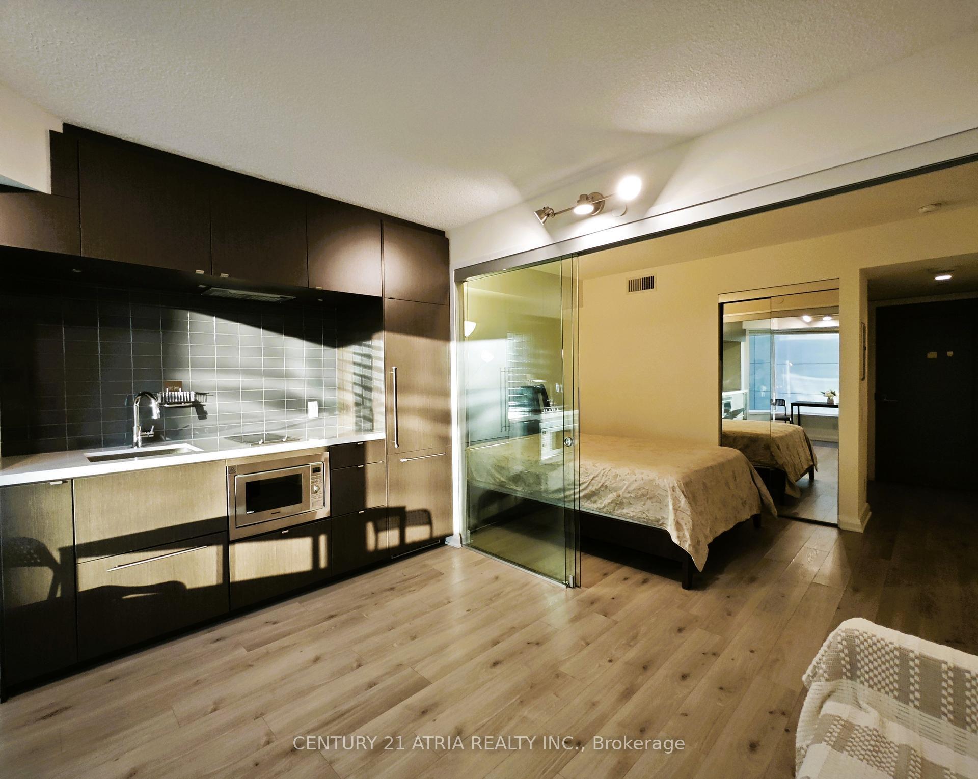 Property Photo: 155 Yorkville Avenue 605 ON M5R 0B4