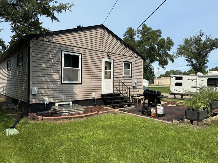 Property Photo:  1002 SE 7th Ave  SD 57401 