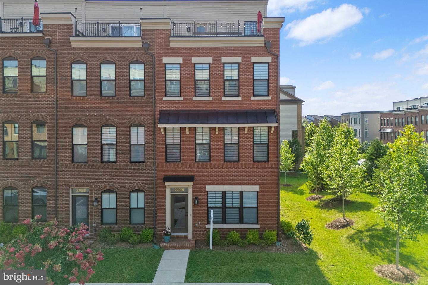 Property Photo: 22990 Cabrillo Terrace VA 20148