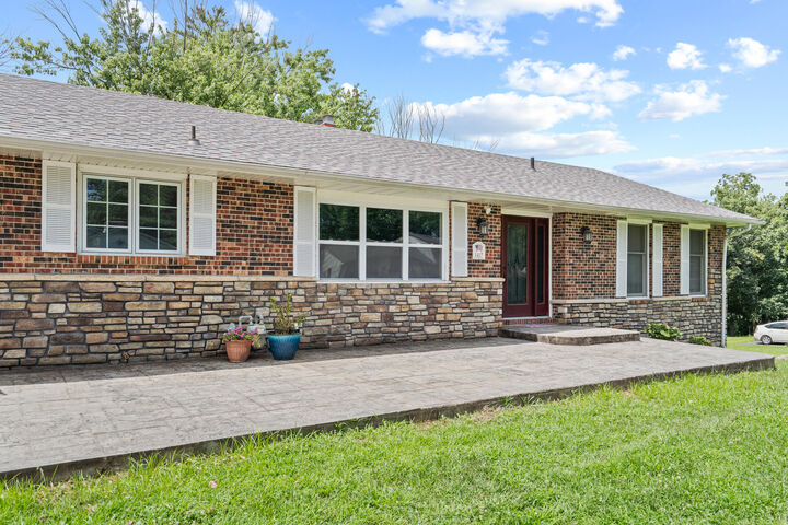 Property Photo: 1417 Colonial Dr MO 65251