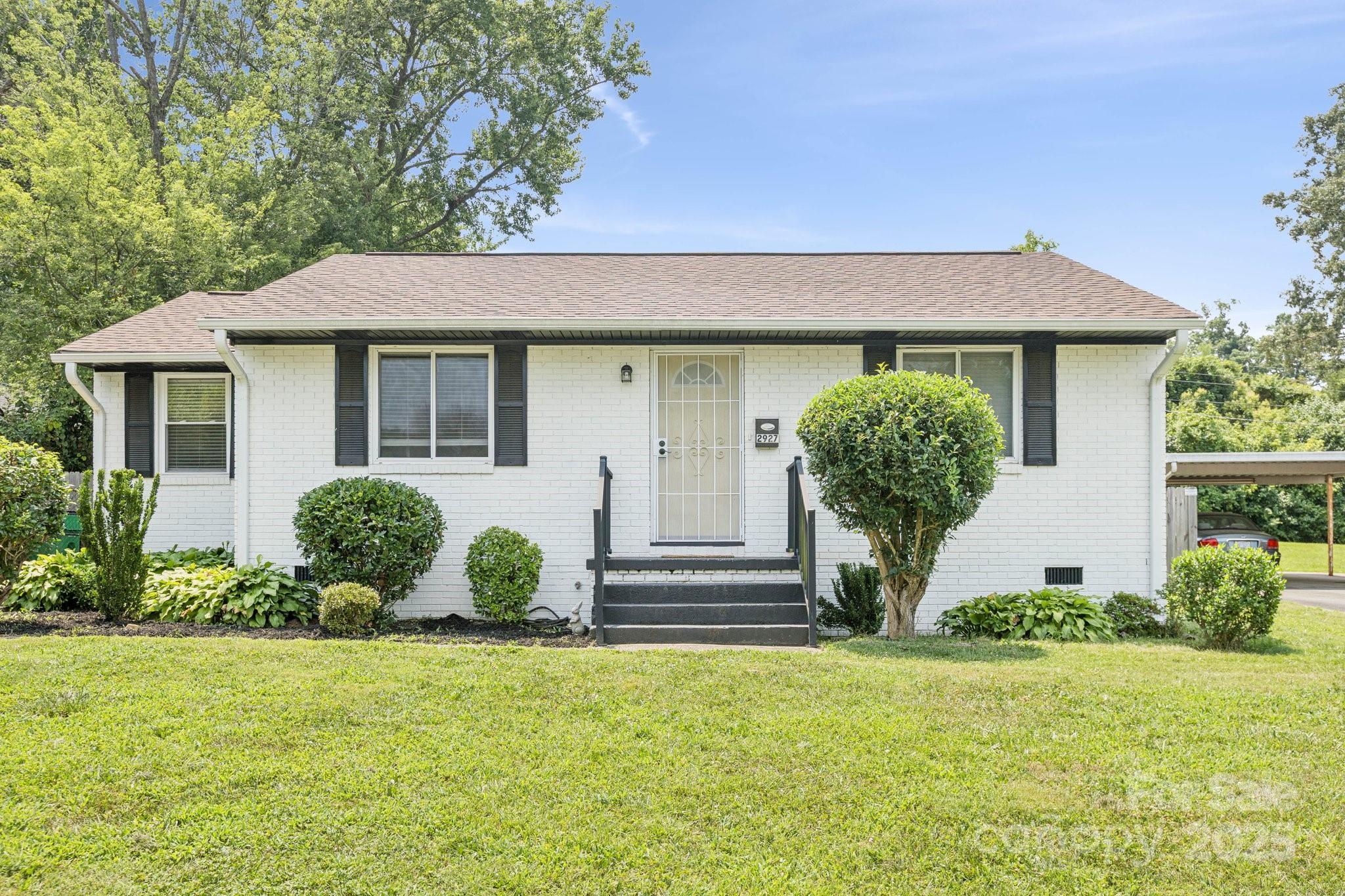 Property Photo:  2927 Southwest Boulevard  NC 28216 