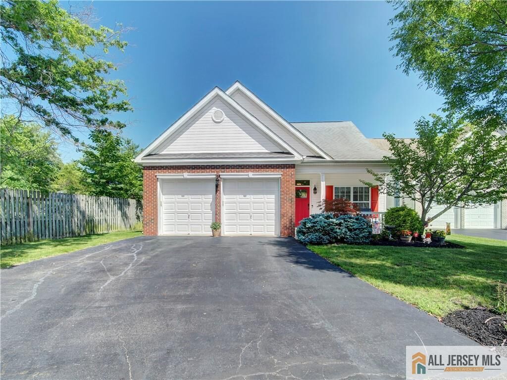 Property Photo:  10 Holly Manor Court  NJ 08828 