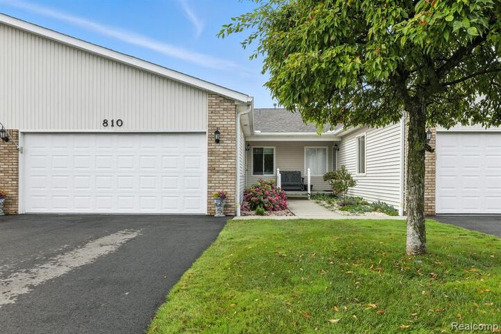 Property Photo:  810 Crystal Lane  MI 48040 1536 