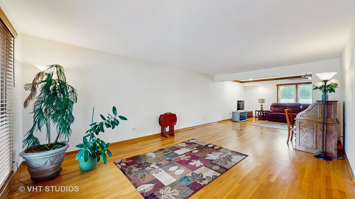 Property Photo:  230 W Weathersfield Way  IL 60193 