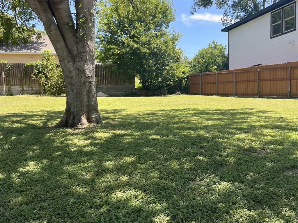 Property Photo: 438 Bonnie View Road TX 75203