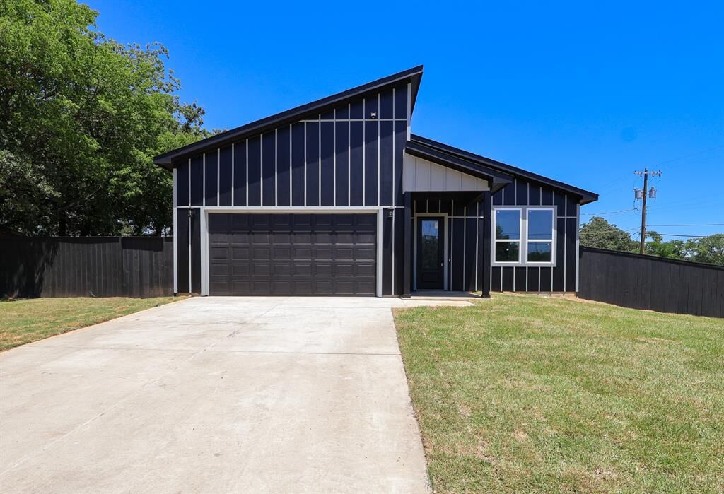 Property Photo:  5545 S Hampshire Boulevard  TX 76112 