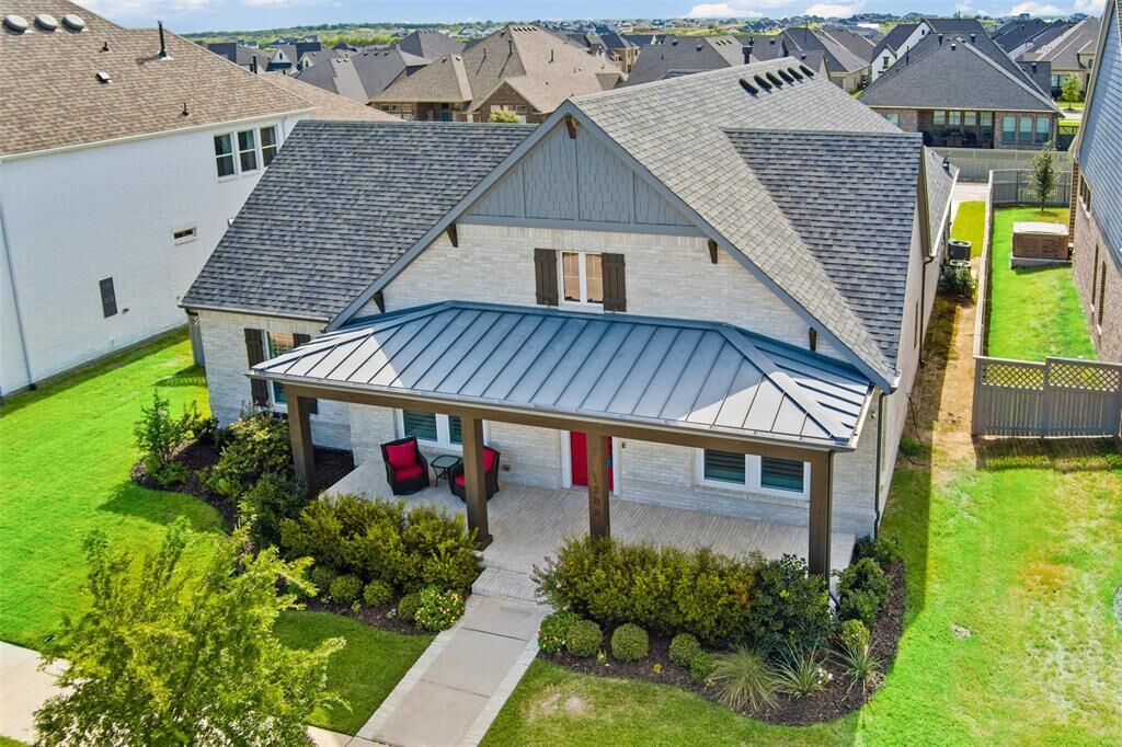 Property Photo: 1208 S Pecan Parkway TX 76247