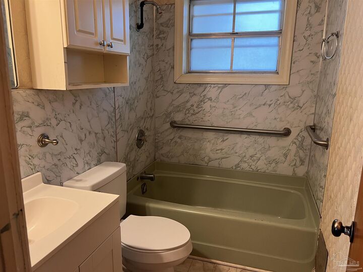 Property Photo: 16 Whitehead Dr FL 32503