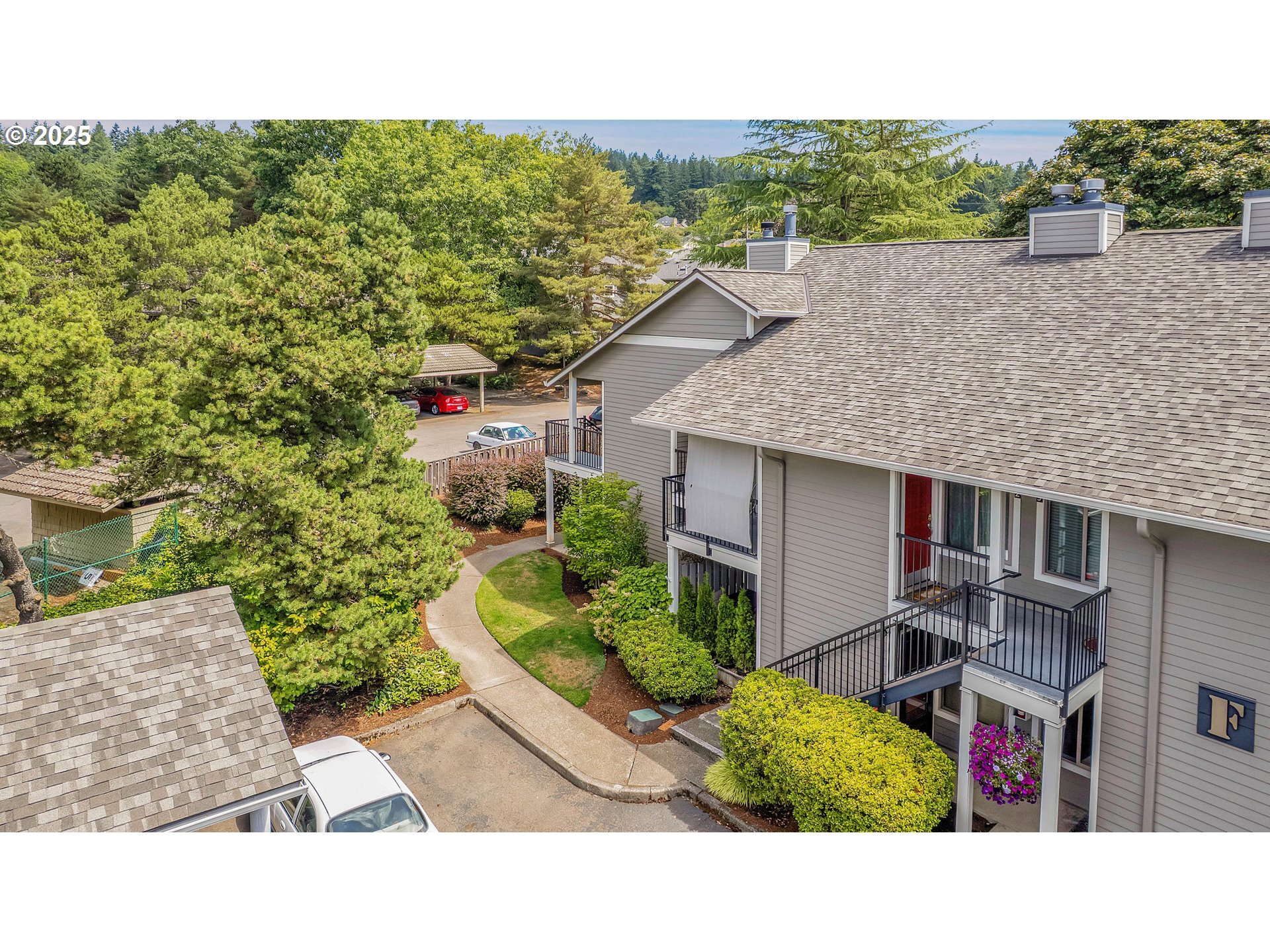 Property Photo: 86 Kingsgate Rd F101 OR 97035