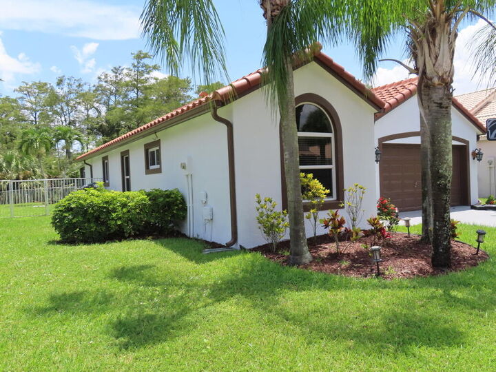 Property Photo: 10674 Oak Bend Way FL 33414