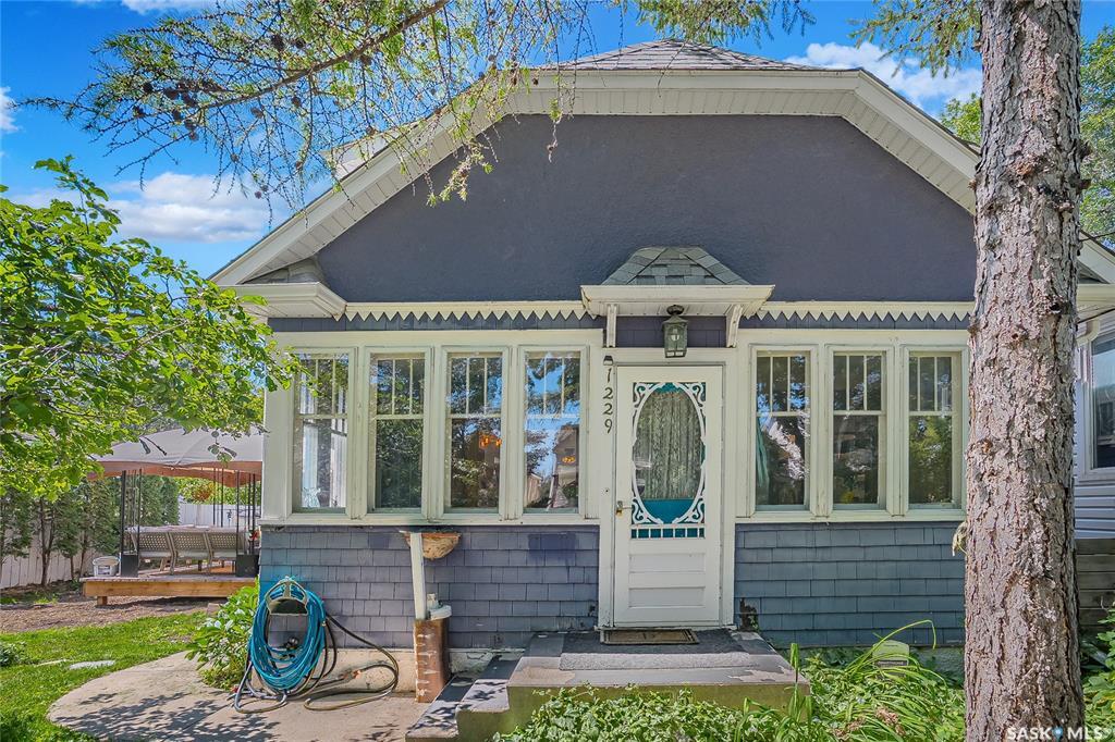 Property Photo: 1229 B Avenue N SK S7L 1G4