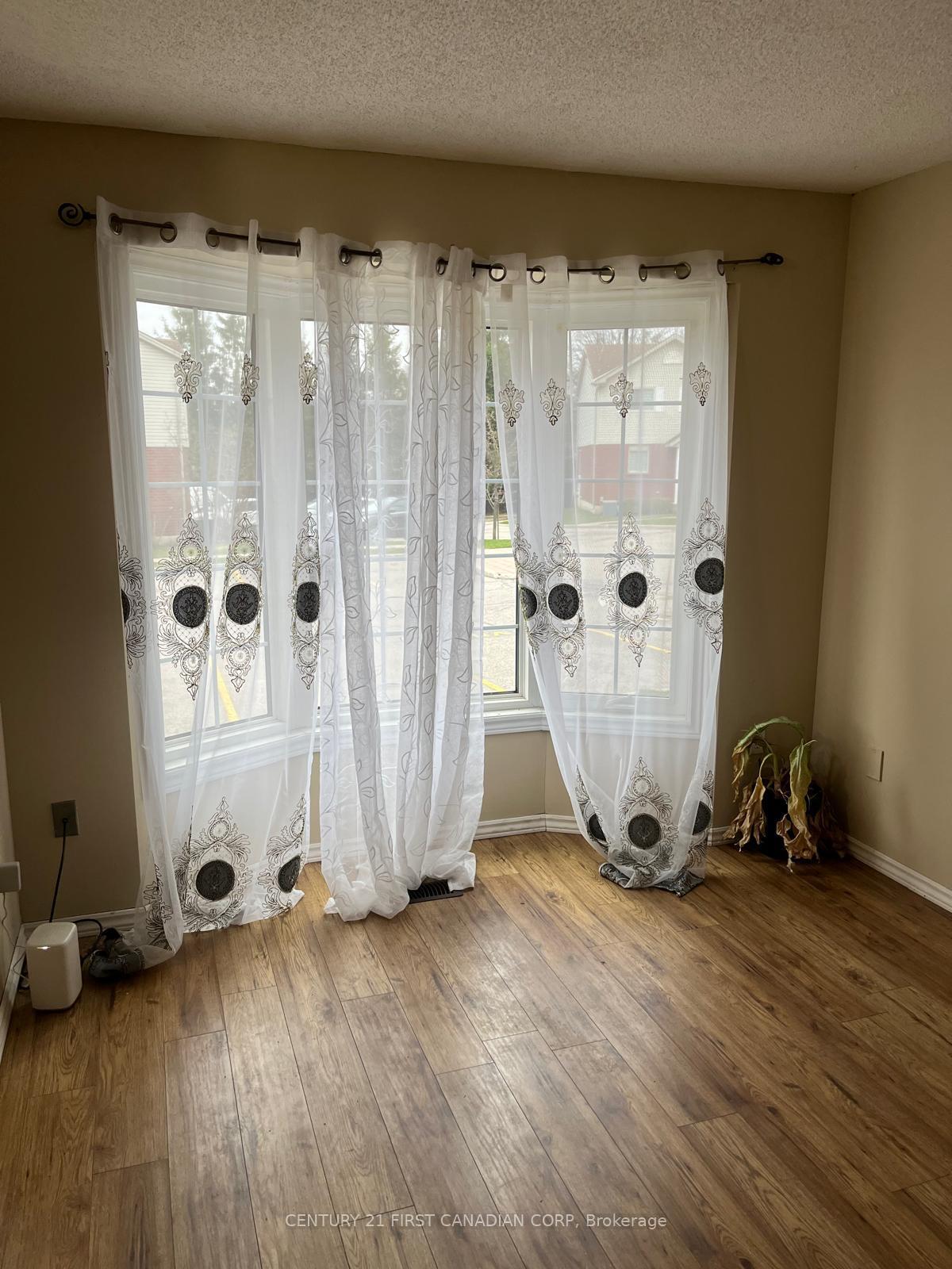 Property Photo:  70 Chapman Court 14  ON N6G 4Z4 