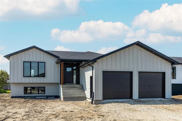 Property Photo:  16 Parkside Crescent  MB R5G 2X3 