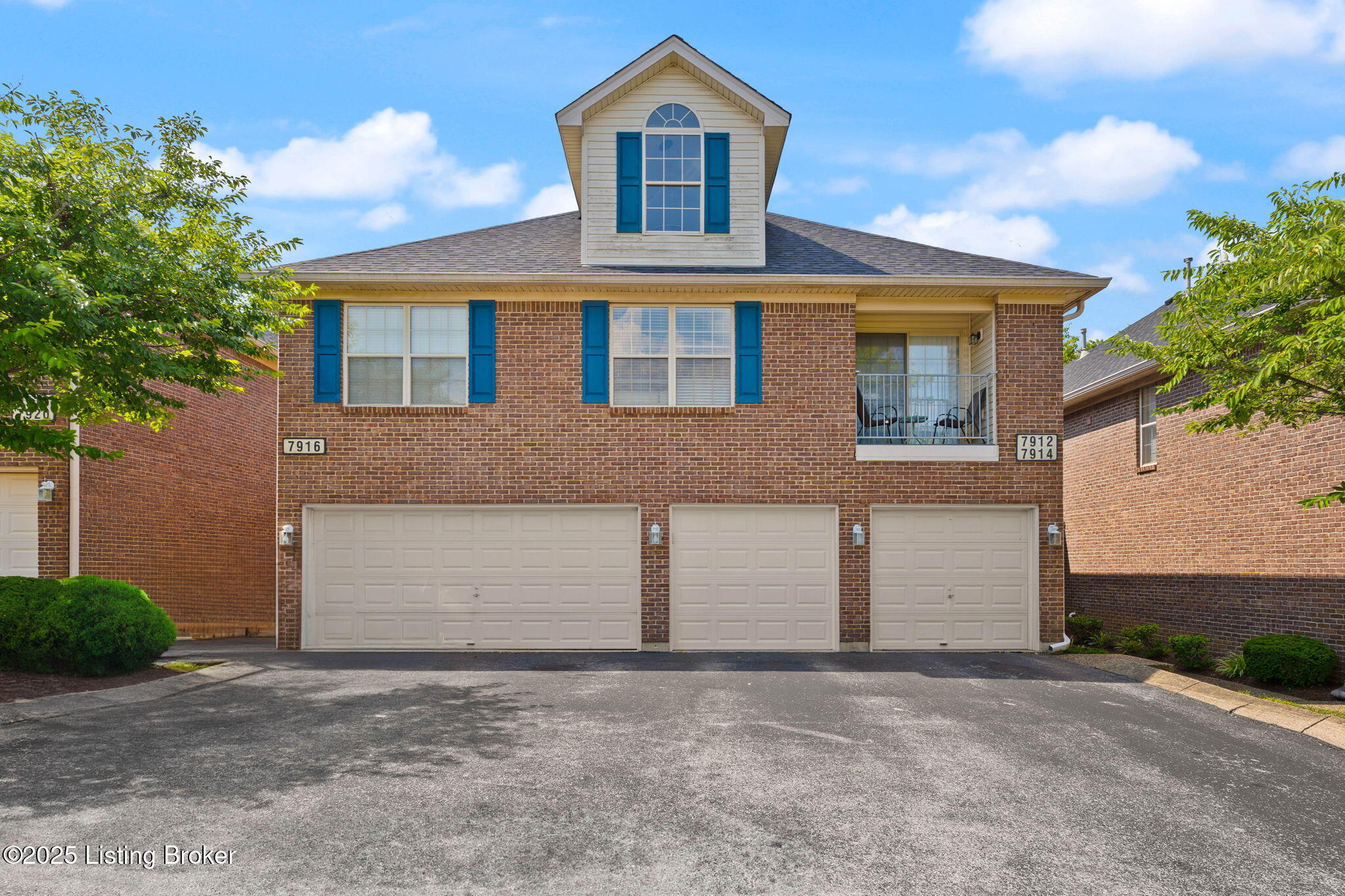 Property Photo: 7912 Grand Cascade Dr KY 40228