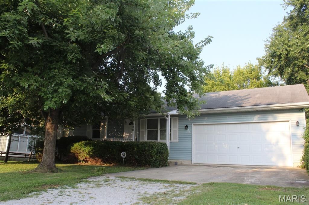 Property Photo:  121 Neunaber Street  IL 62018 