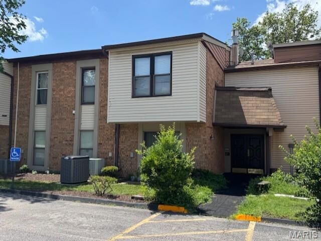 Property Photo: 1279 Guelbreth Lane 210 MO 63146