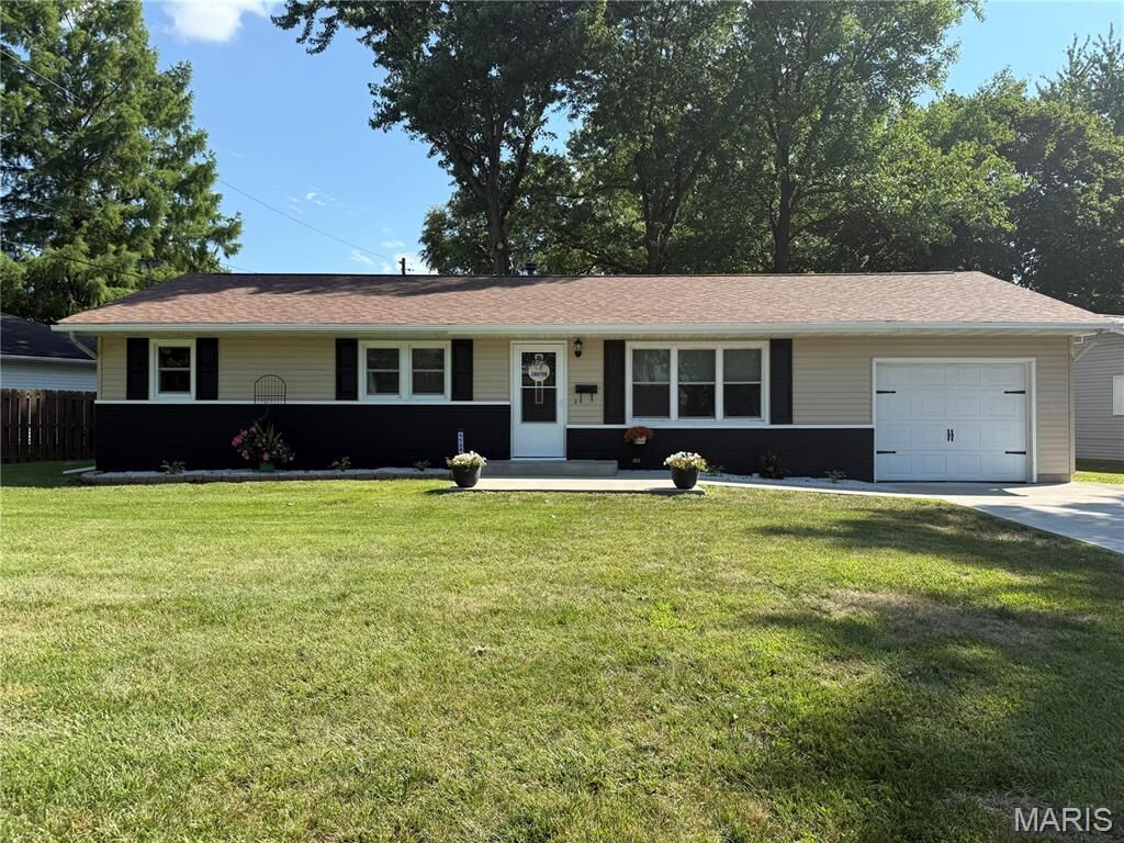 Property Photo: 1139 Warren Street IL 62052