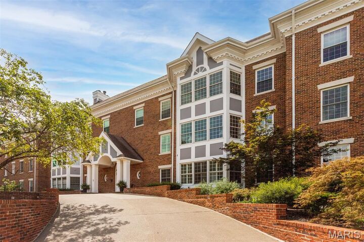 Property Photo:  440 E Lockwood Avenue 104  MO 63119 