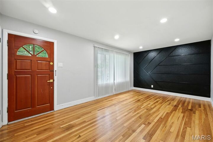 Property Photo:  1005 Edgehill Drive  MO 63135 