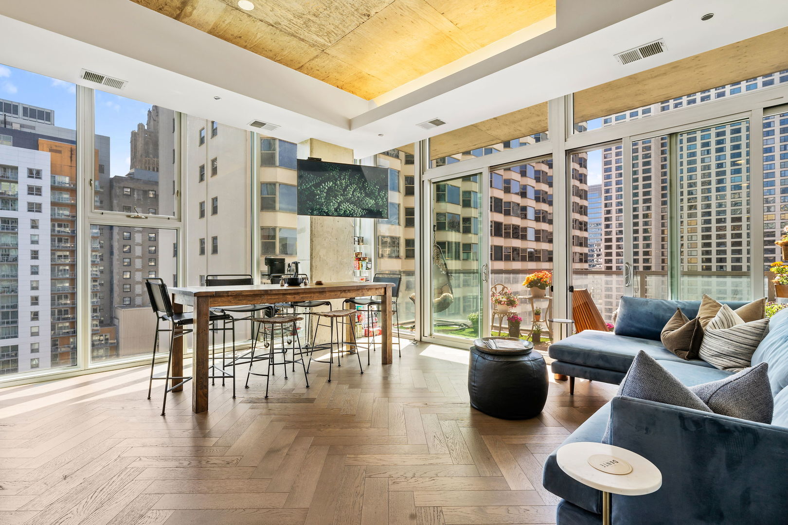 Property Photo: 550 N Saint Clair Street 1904 IL 60611