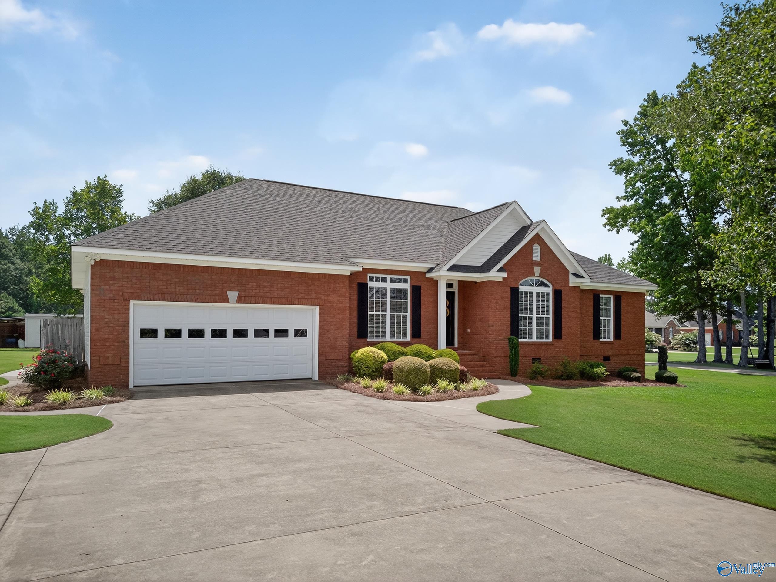 Property Photo: 1120 Oakland Drive AL 35901