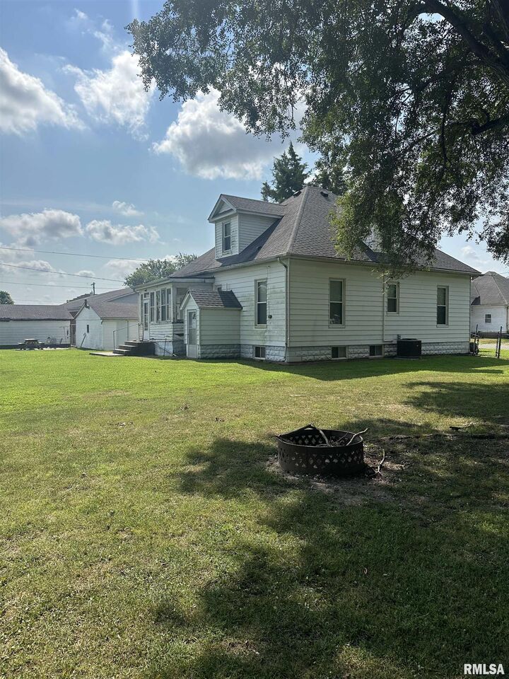 Property Photo:  307 W Kaskaskia Street  IL 62274 