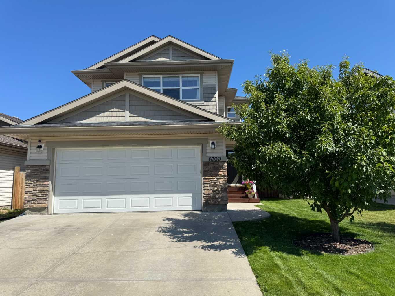Property Photo: 8709 Willow Drive AB T8X 0L5