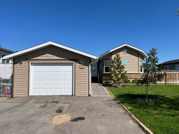 Property Photo:  1011 Summer Street  AB T1M 0C6 