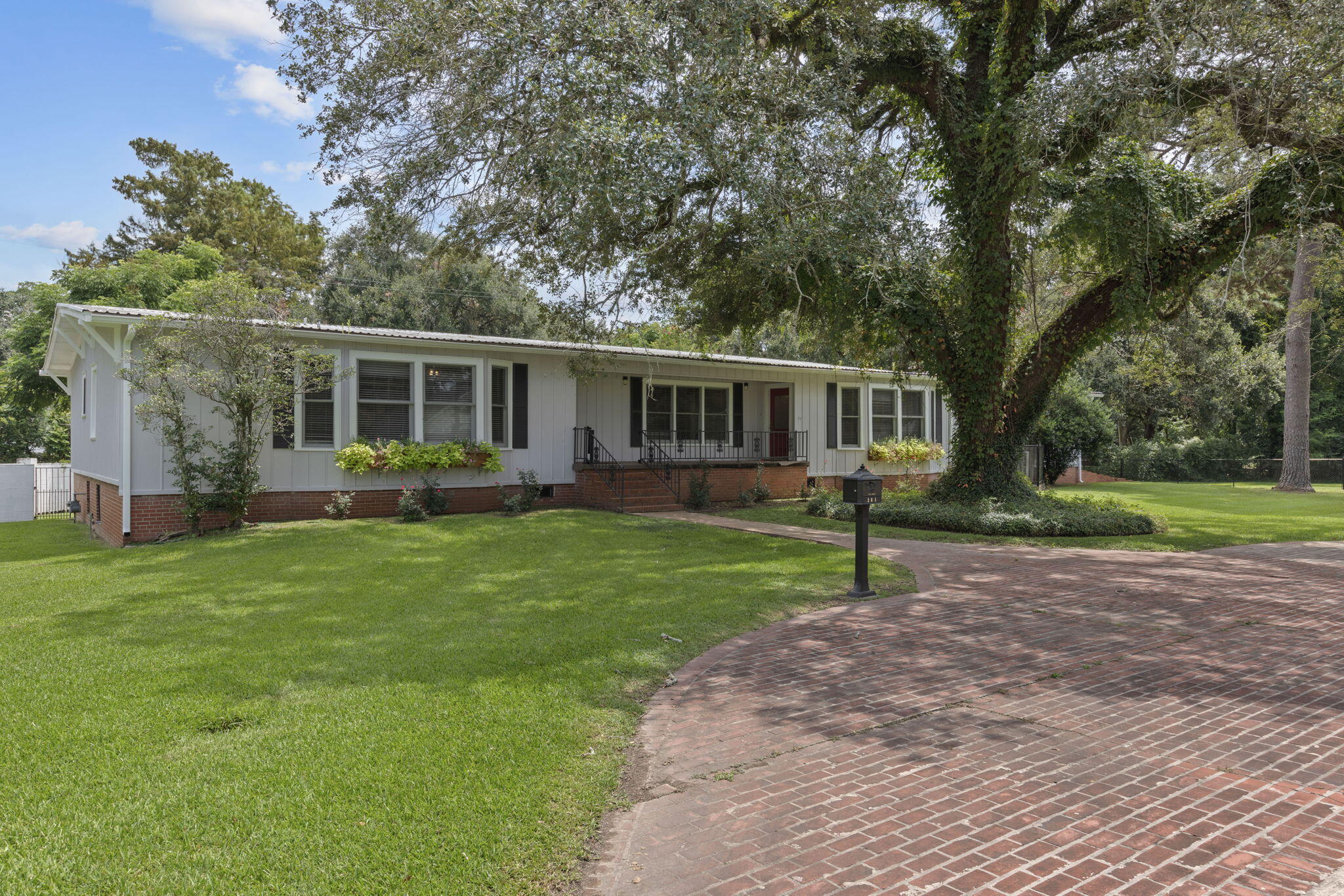 Property Photo: 201 Edgewood Dr LA 70503