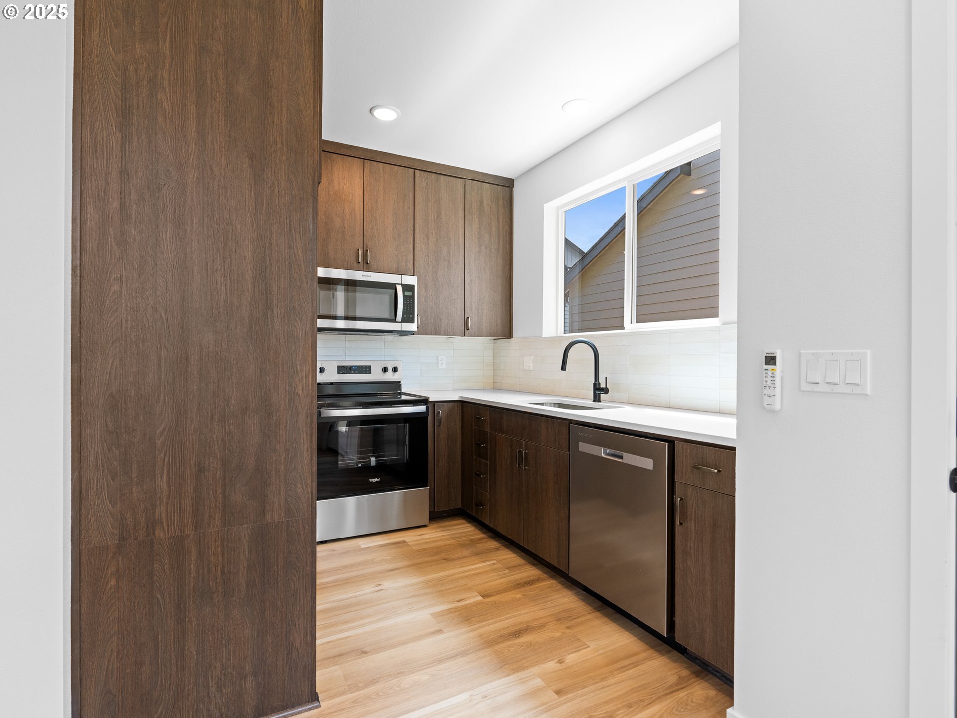 Property Photo: 6908 SE 77th Ave B OR 97206