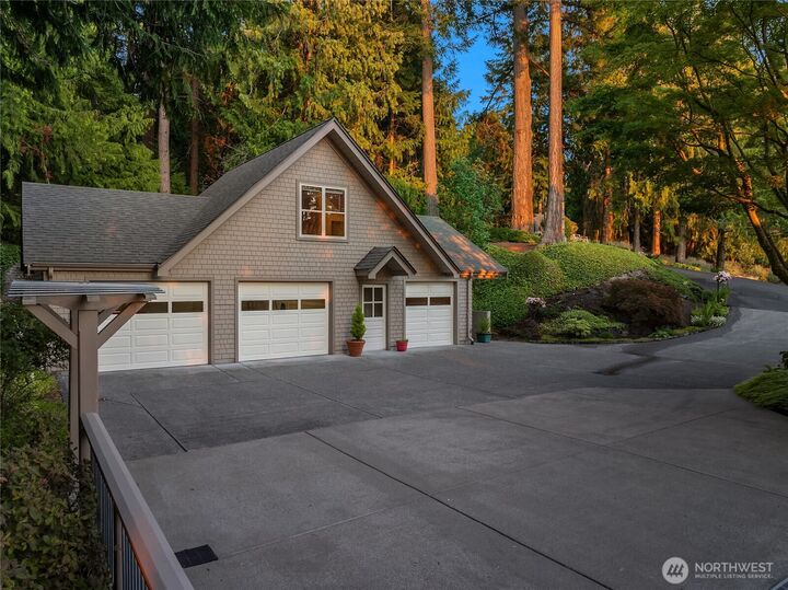 Property Photo: 5141 Crystal Springs Drive NE WA 98110