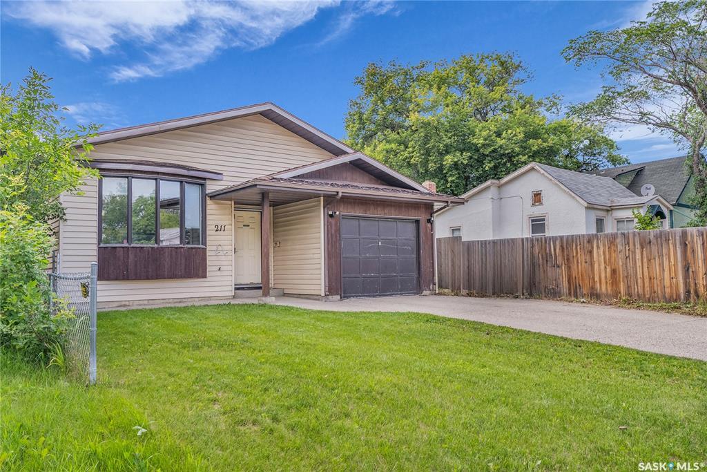 Property Photo: 211 L Avenue N SK S7L 2P3