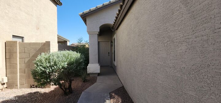 Property Photo:  911 E Lovegrass Drive  AZ 85143 