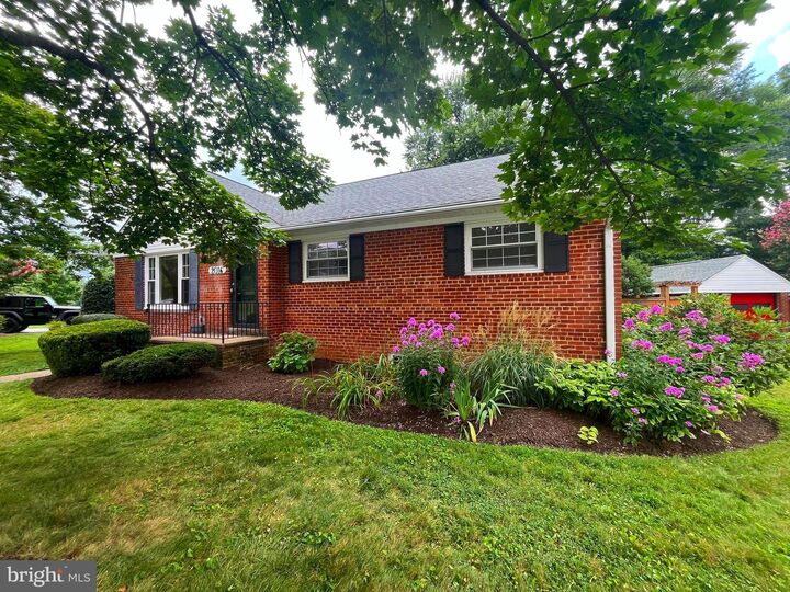 Property Photo:  2016 Patrick Henry Drive  VA 22205 