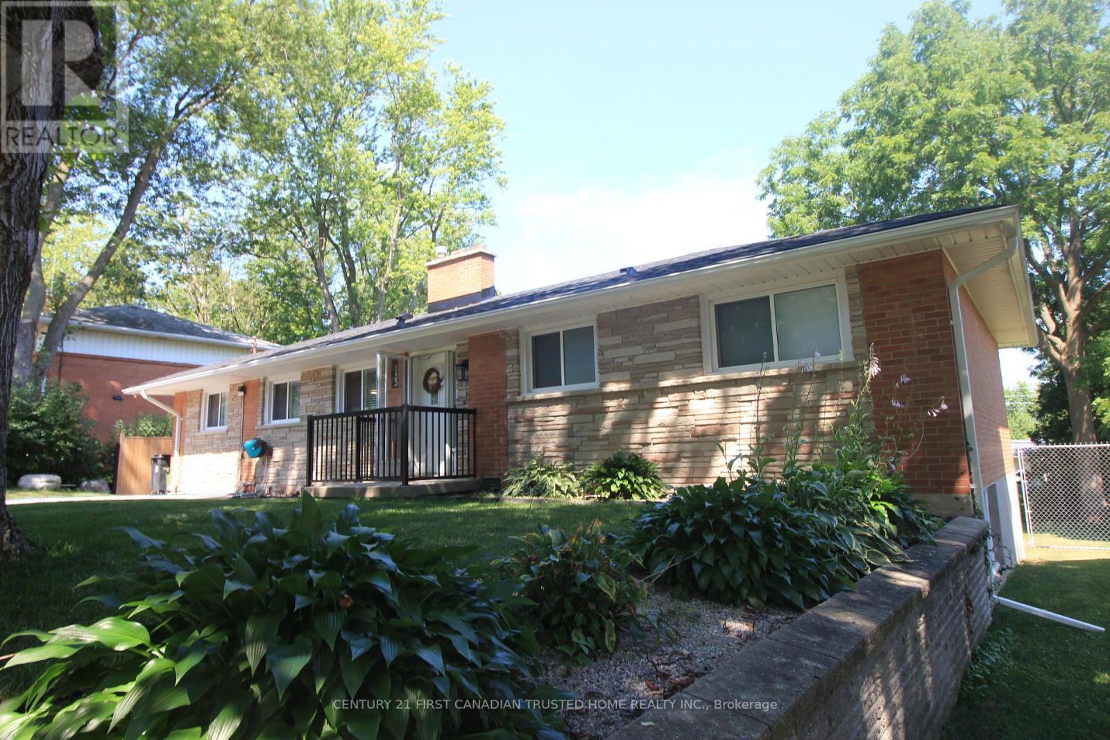 Property Photo:  133 Deer Park Circle West  ON N6H 3B9 