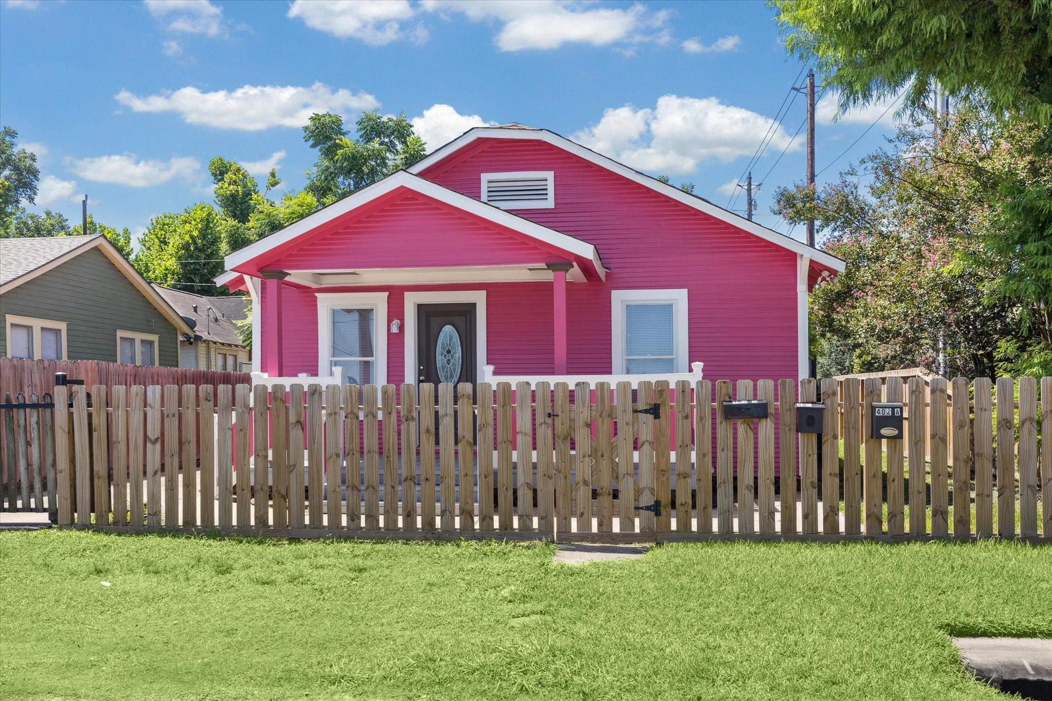 Property Photo: 402 E 29th Street TX 77008