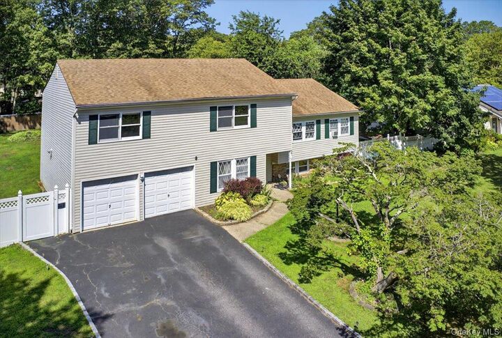 18 Sugarbush Lane  Coram NY 11727 photo