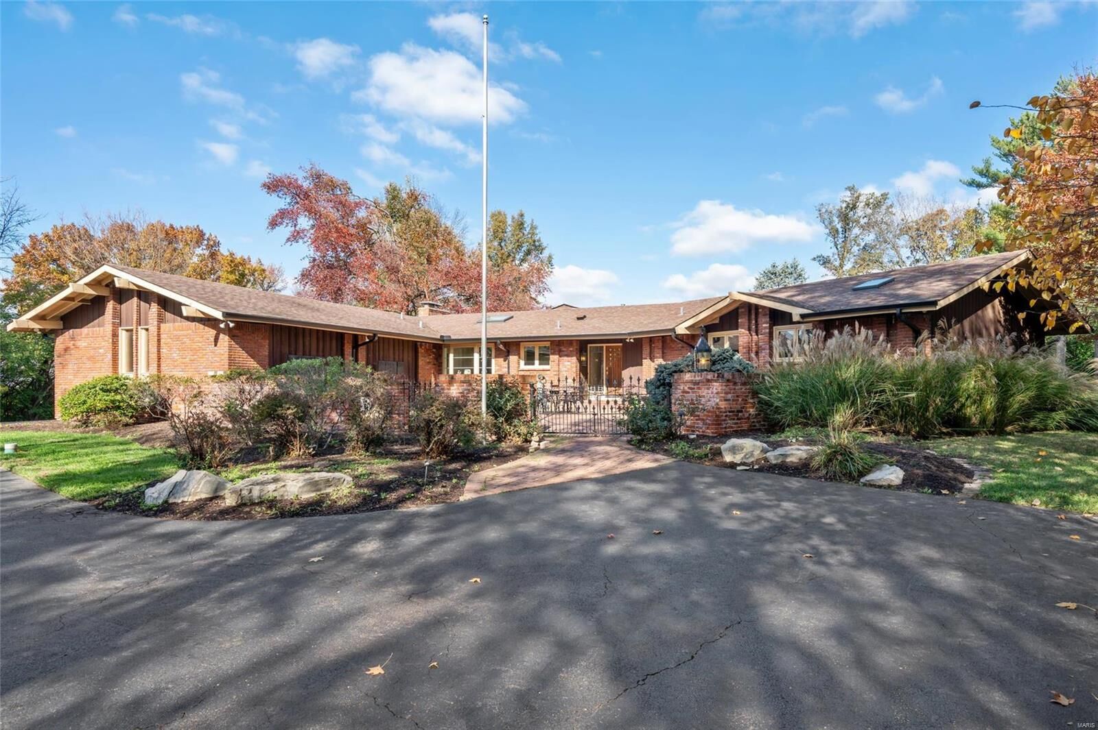 Property Photo: 10 Kirken Knoll Drive MO 63131