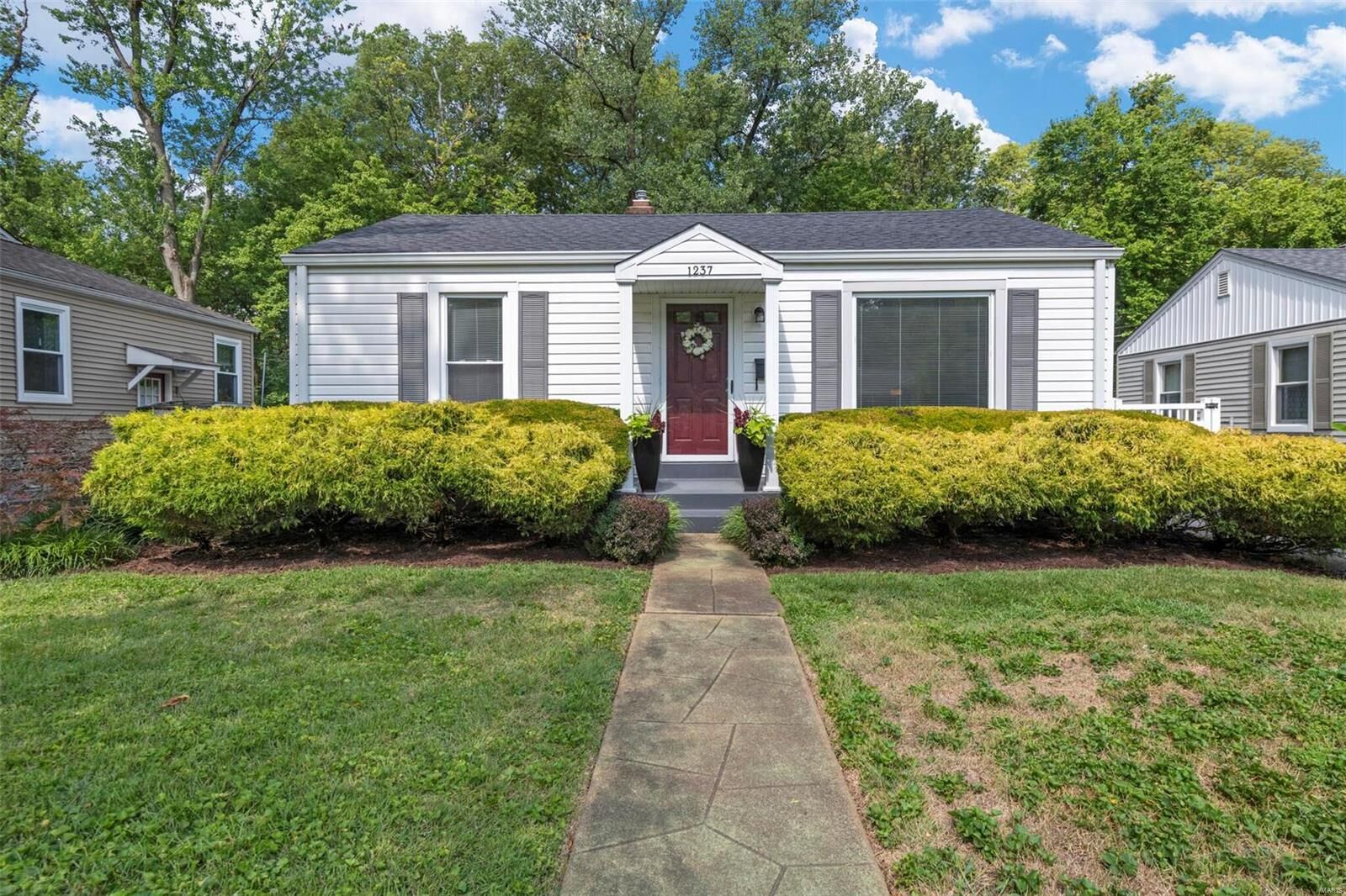 Property Photo: 1237 Avery Court MO 63122