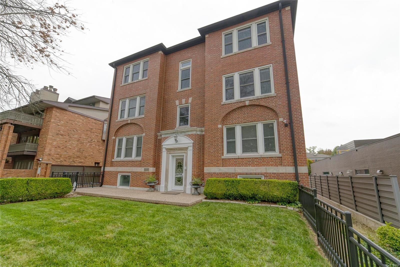 Property Photo: 116 N Central Avenue 1N MO 63105