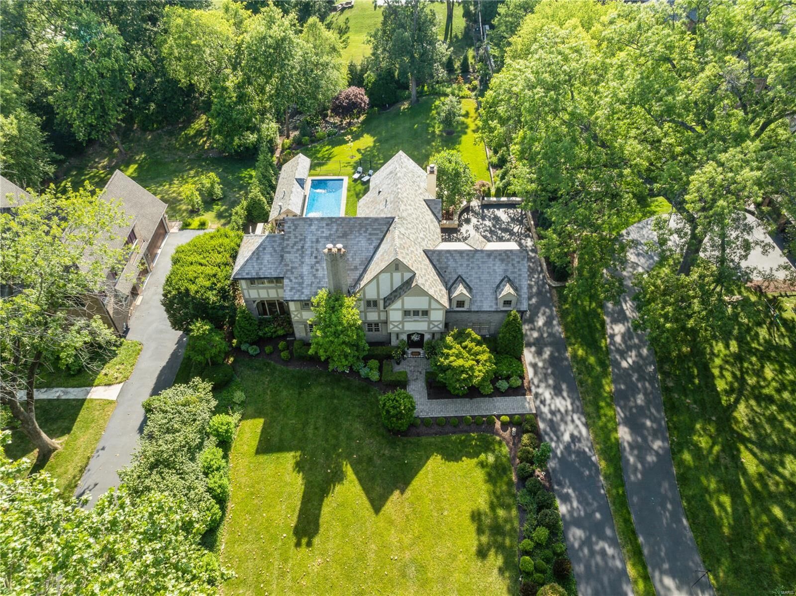 Property Photo: 38 Fair Oaks Drive MO 63124