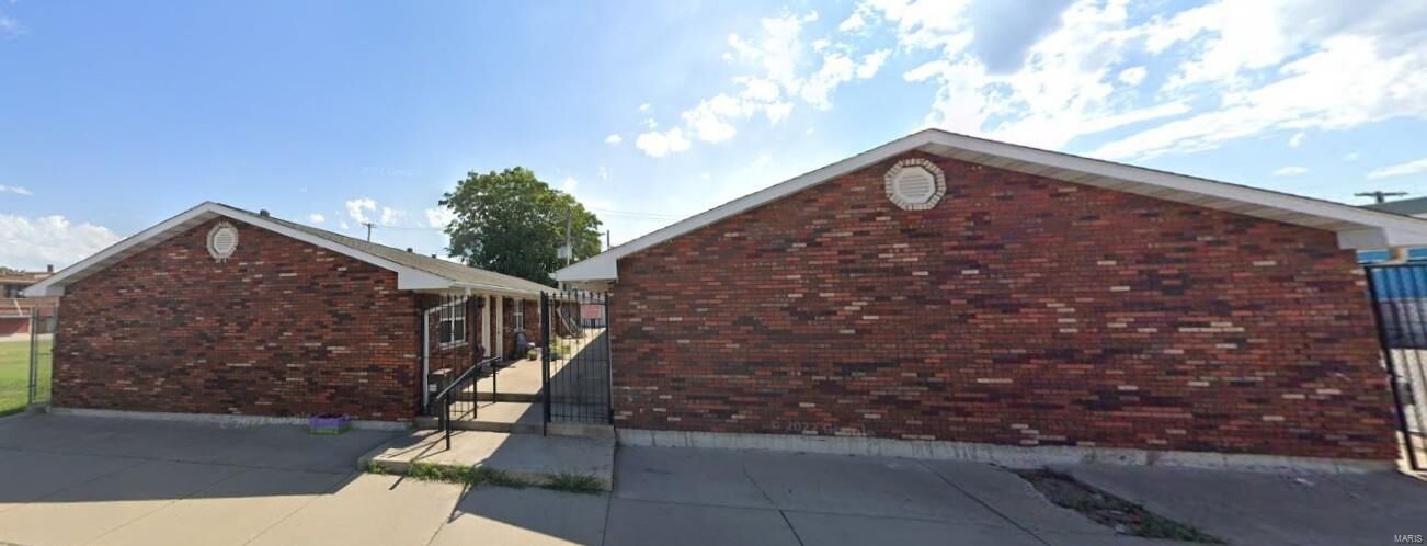 Property Photo:  1832 Cleveland Boulevard  IL 62040 
